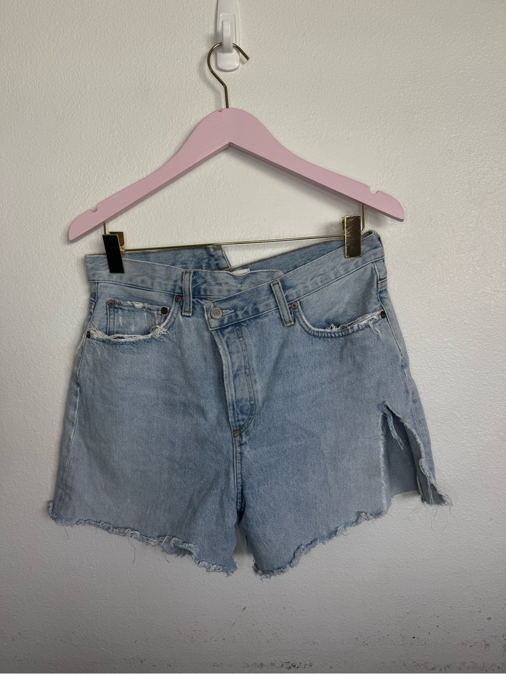 Agolde Criss Cross Asymmetrical Button Fly Denim Shorts Light Wash Blue 29 A9009